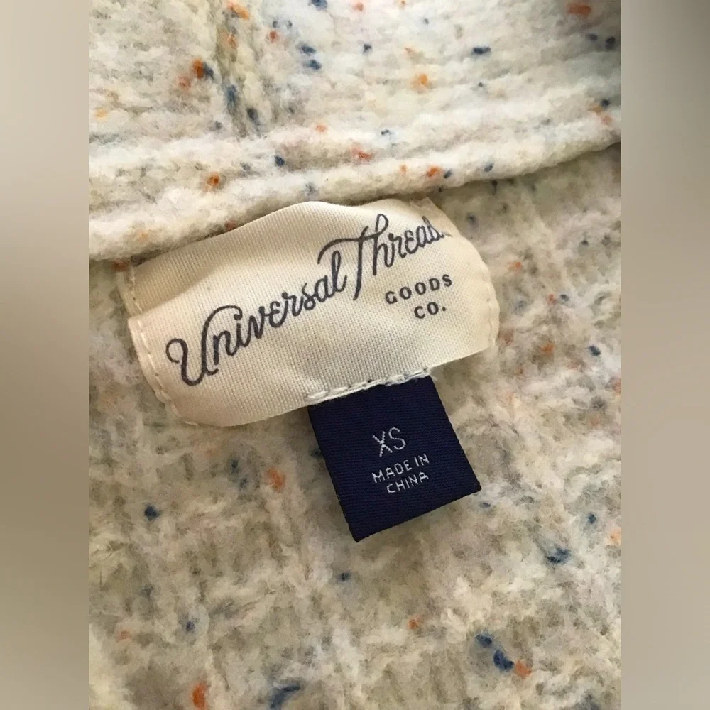 Universal thread| Button Sweater - Picture 3 of 4